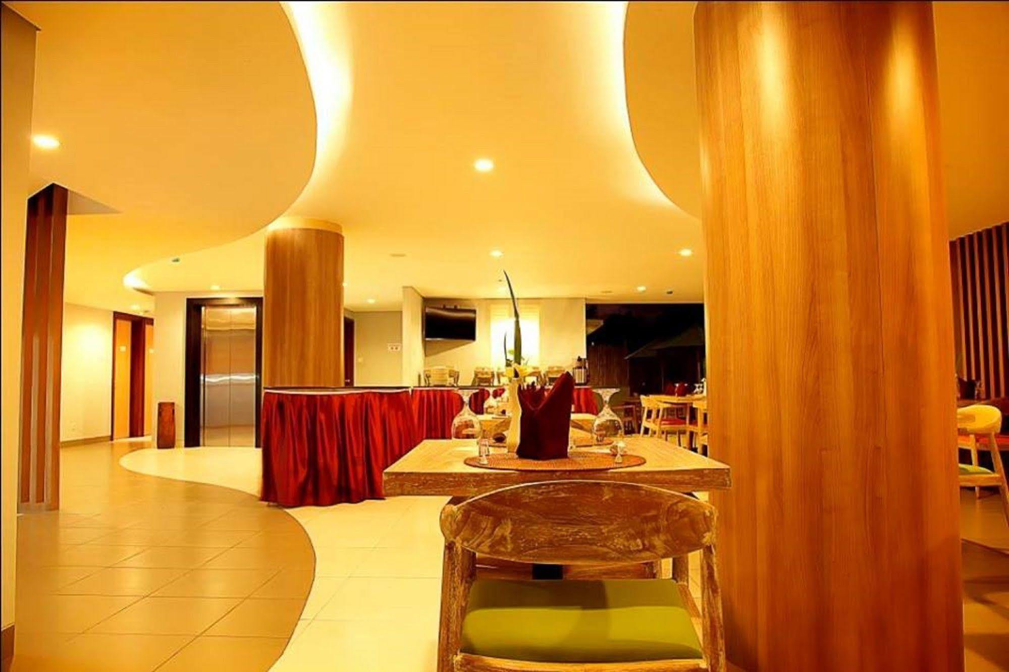 Santosa City Hotel دنباسار المظهر الخارجي الصورة